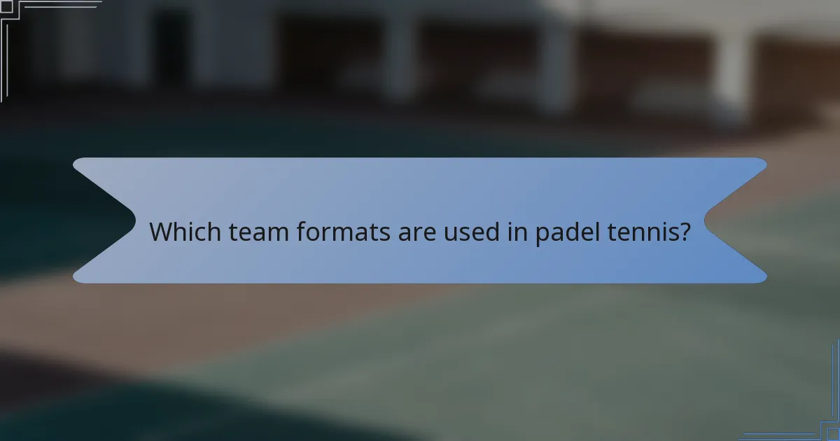 Which team formats are used in padel tennis?